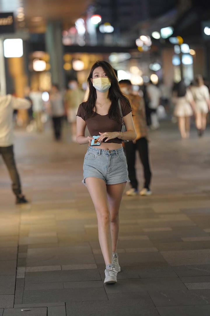 [镁钕街拍]精选 NO.1604 玩手机的热裤镁钕[87P／156MB]