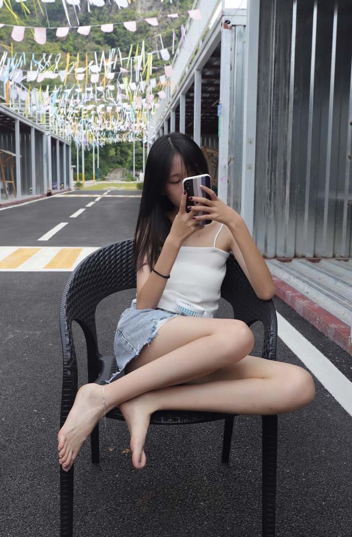 Pary摄影高清原图 NO.005 使出混身解数终于哄得表妹拍了套吊带美一脚[172P／962MB]