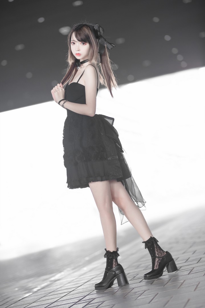 东北妹纸少女coser 疯猫Ss/疯了个猫 VOL.039 猫漫展黑裙 [10P-75 2MB]